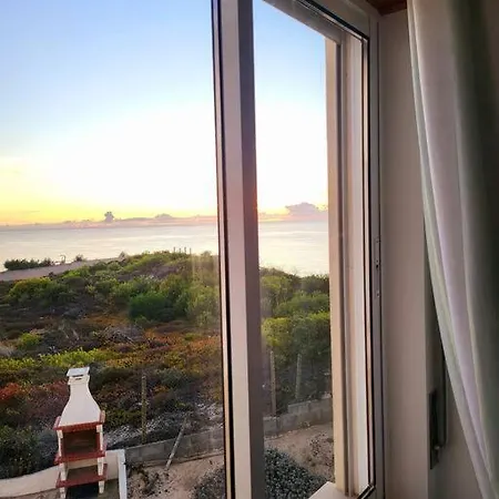 Nazare Uninterrupted Views And Sounds Of The Sea パタイアス